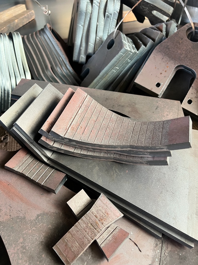 복합 형상 다단 절곡 부품